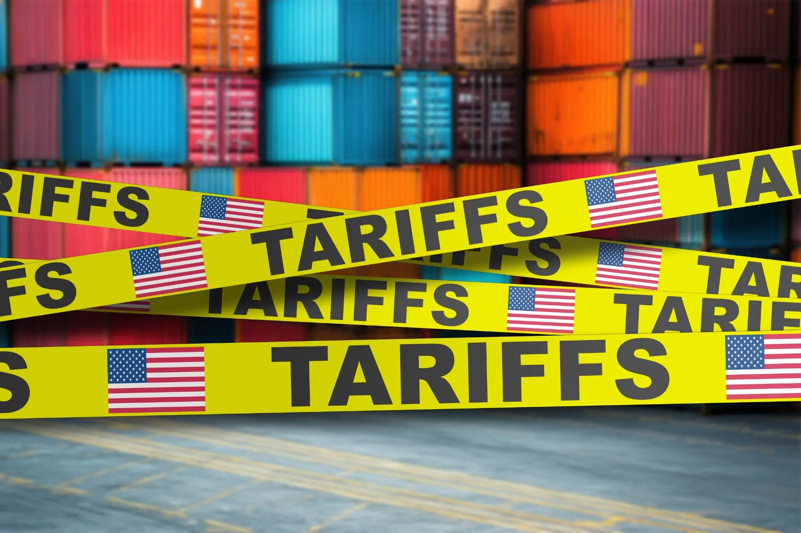 Conteneurs derrière un ruban «Tariffs» avec des drapeaux américains